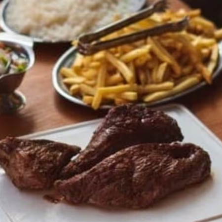 A especialidade da casa! Picanha selecionada, macia e suculenta feita na brasa. Acompanha arroz, fritas, farofa de ovos e molho à campanha. Serve 2 pessoas (500g)