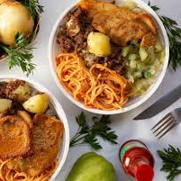 Arroz, feijão, macarrão, legume, salada e duas opções de carnes + uma bebida geladinha.