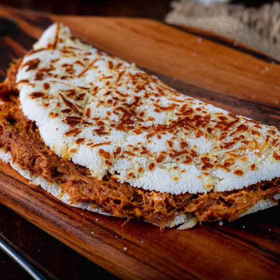 Uma combinação perfeita de crocância com tradição! Tapioca rendada recheada com carne de sol macia e suculenta, feita no ponto certo pra dar água na boca!