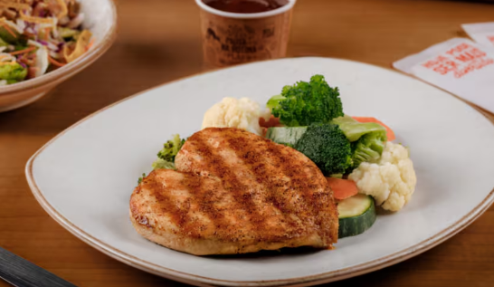 Um suculento peito de frango grelhado em chama aberta, servido com o molho barbecue.
Sem Glúten