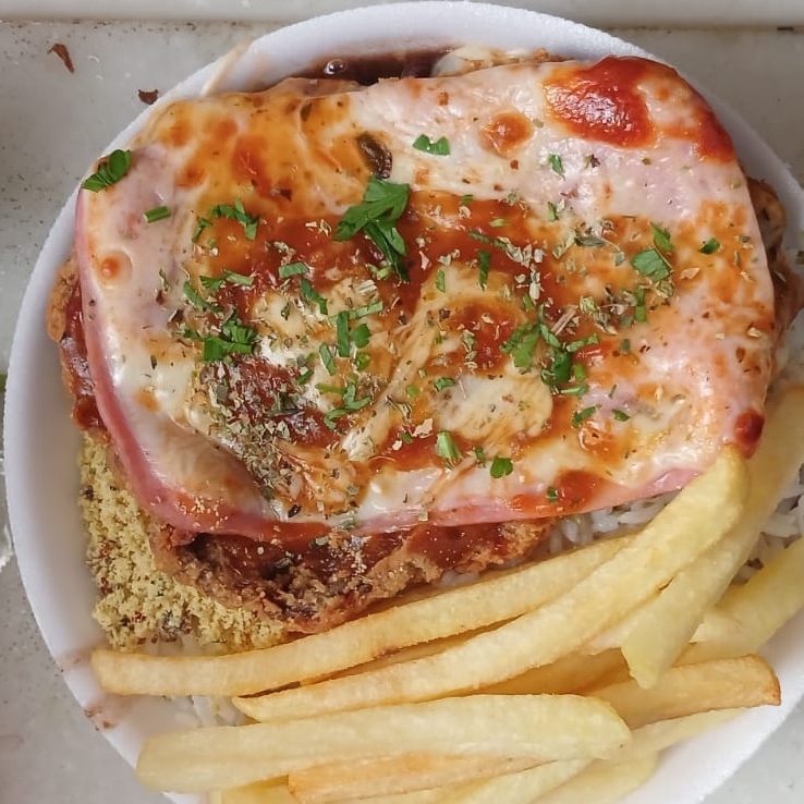 Suculento bife empanado, coberto com molho de tomate, queijo mussarela e presunto, gratinado no ponto certo.
Acompanha: arroz branco, feijão, macarrão, farofa e batata frita ou salada verde (à escolha do cliente).
Observação: Caso prefira salada verde no lugar da batata frita, informe nas observações do pedido.