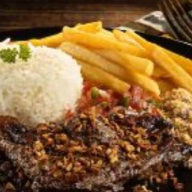 Suculento Bife de Carne com deliciosos pedaços de alho frito, Batata Frita e Salada, Arroz, Feijão e Farofa