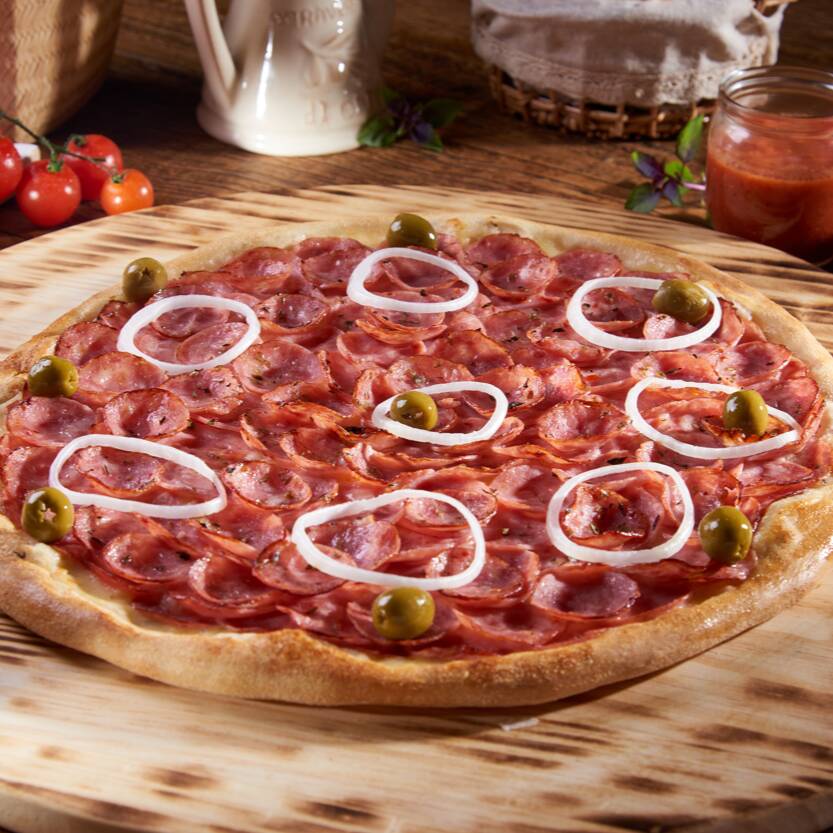 Molho de tomate Italiano, muçarela, calabresa premium, cebola, orégano e azeitonas verdes sem caroço.