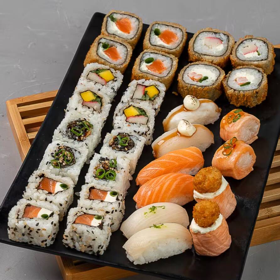 2 Dyos Salmão Sweet Chilli, 2 Dyos Salmão Tilápia Croc, 4 Rolls Skin, 4 Rolls California, 4 Rolls Hot Philadelphia, 4 Rolls philadélphia, 2 Sushis Tilapia, 2 Hots Camarão, 2 Hots Kani, 2 Sushis Salmão, 2 Sushis Tilápia Sour.