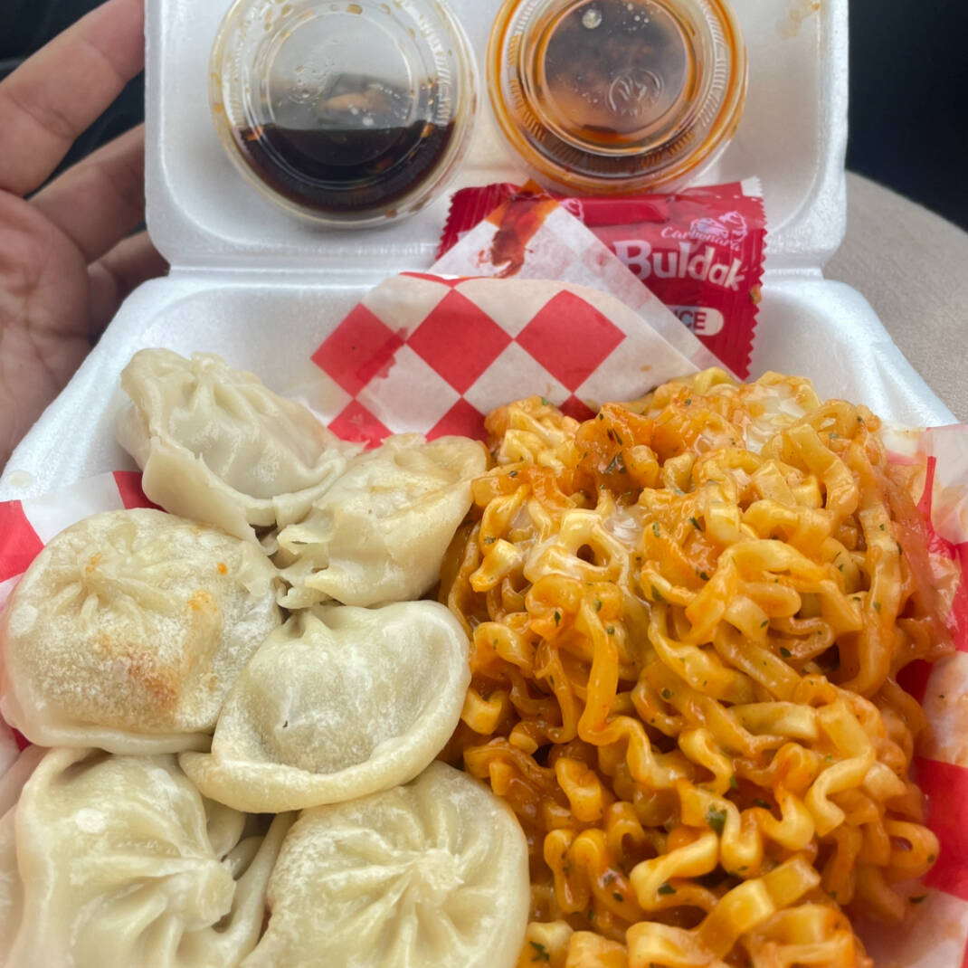 Dumplings con sopa rosa