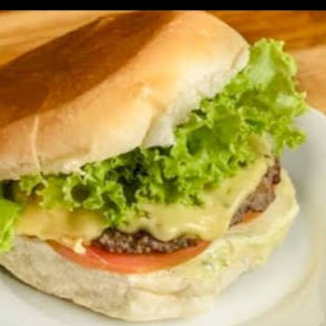 Pão; carne de hambúrguer; Salada; queijo e presunto.
