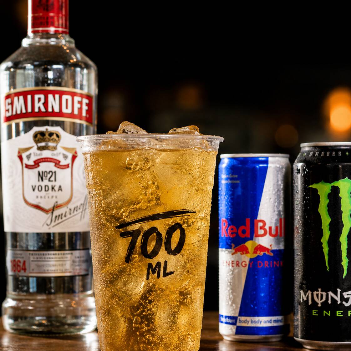 Copo 700 ml de vodka com energético, gelo saborizado e canudo. Uma combinação gelada, refrescante e cheia de sabor, ideal para quem gosta de um drink mais marcante.