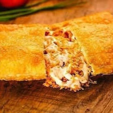 Pastel de frango cuidadosamente desfiado com Requeijão cremoso. Obs: Não fazemos alterações de ingredientes.
