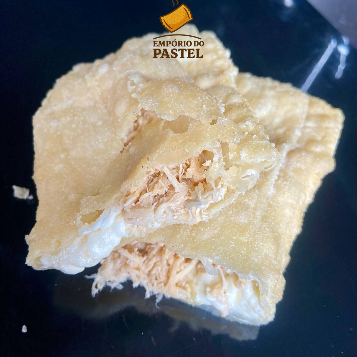 pastel de frango desfiado, massa sequinha e crocante.