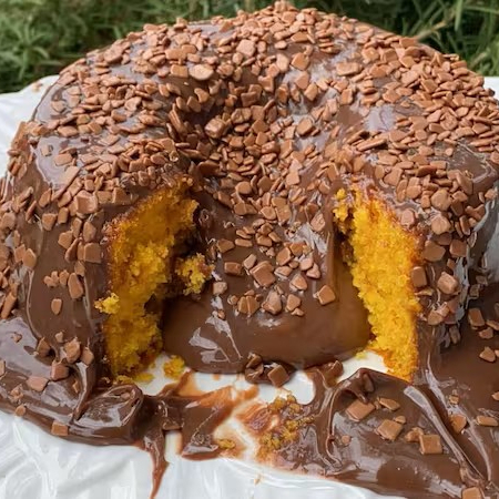 Massa fofinha de Cenoura, cobertura de brigadeiro de Chocolate Belga 70% Cacau. Decorado com Granulado de Chocolate nobre. Cada bolo pesa em media 1kg - Tamanho da forma: 18x8.