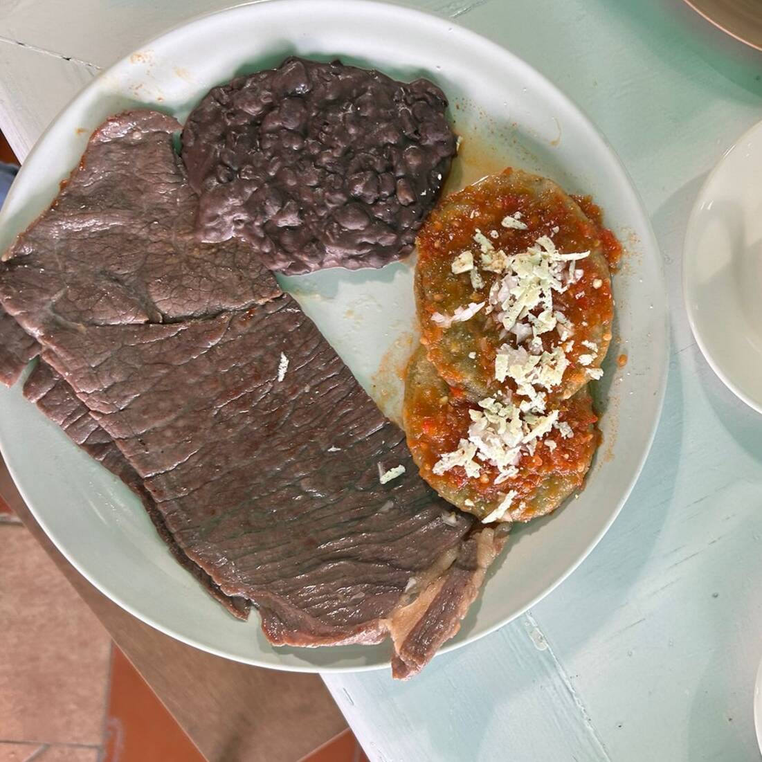 Pechuga de Pollo a la Plancha con Enfrijoladas