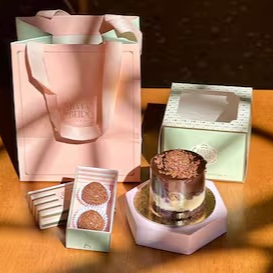 Kit com sacola + Mini torta + caixa com 2 docinhos de brigadeiro