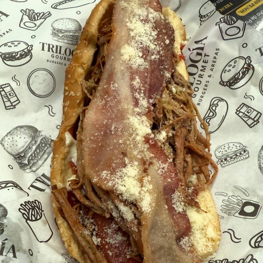 Hot Dog Jumbo Venezolano con Deshebrada