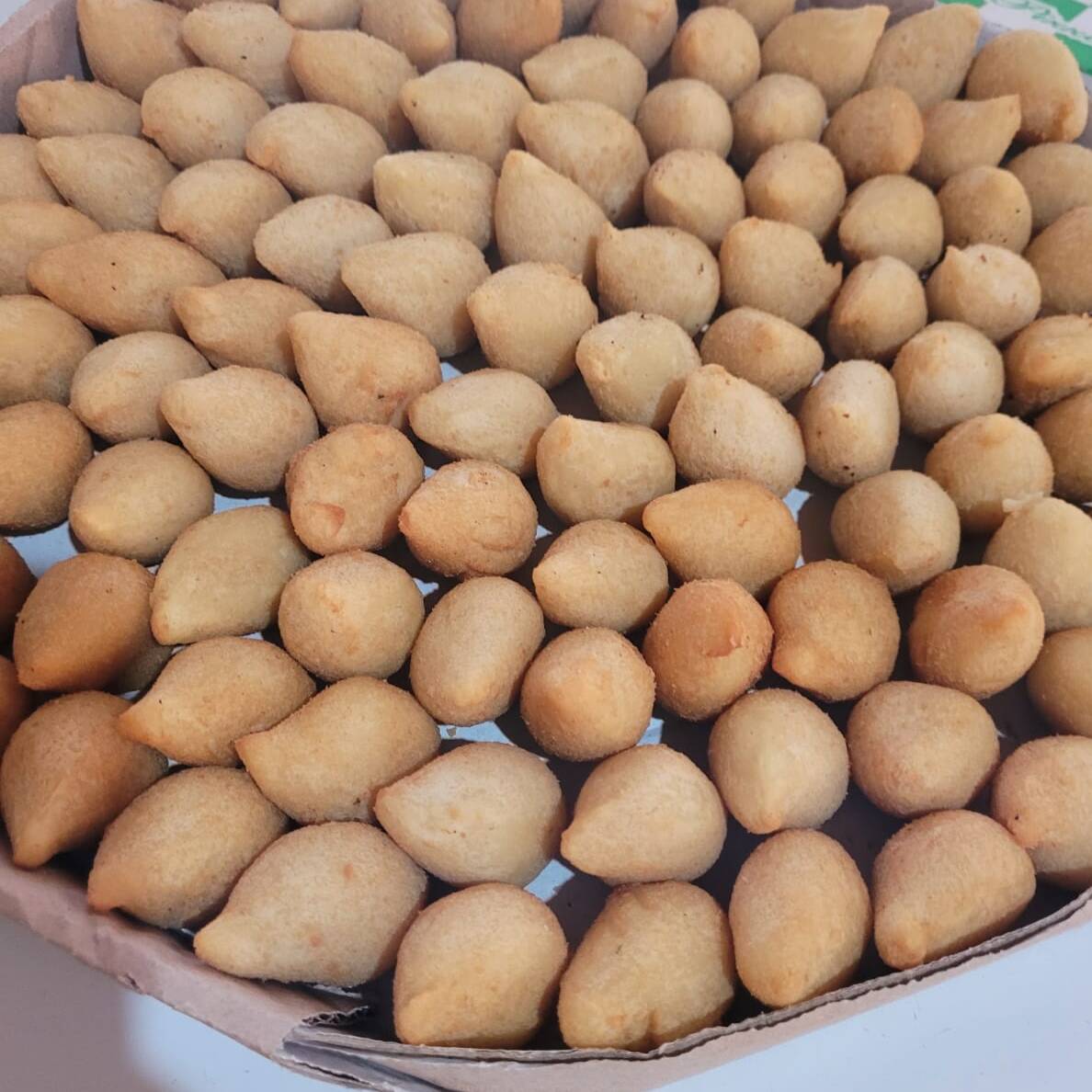 Escolha seus salgados preferidos e monte sua caixa do seu jeito! Ideal para compartilhar ou matar aquela vontade de comer salgadinhos deliciosos.
Cada salgadinho pesa aproximadamente 20g.
(10 unidade de cada sabor! )