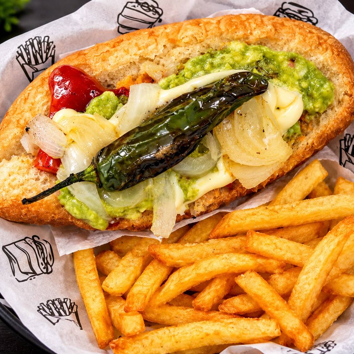 Combo dogo doble salchicha y papas fritas.