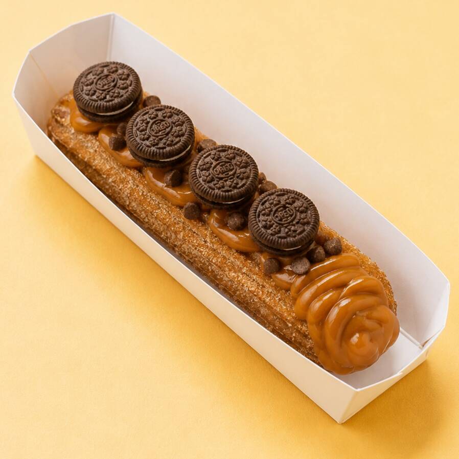 Churros crocante e dourado, recheado e finalizado com creme delicioso e Mini Oreos crocantes — perfeito para quem ama um doce irresistível!