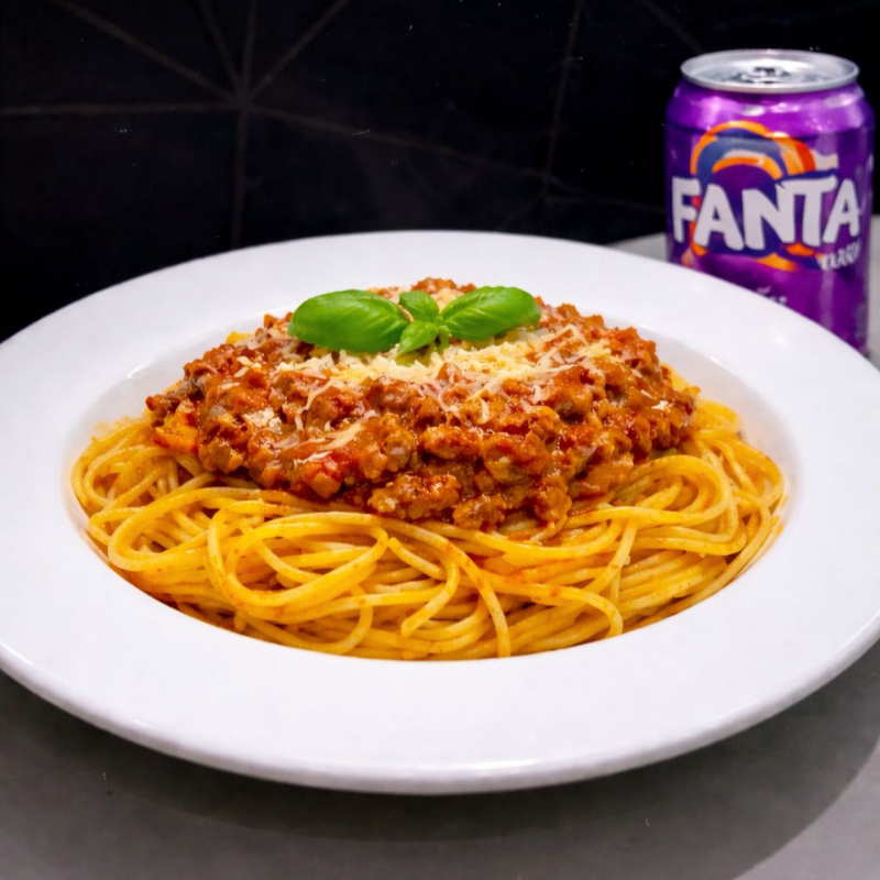 Espaguete al dente, molho bolonhesa da DoTrigo, finalizado com salsinha e 1 fanta uva lata.