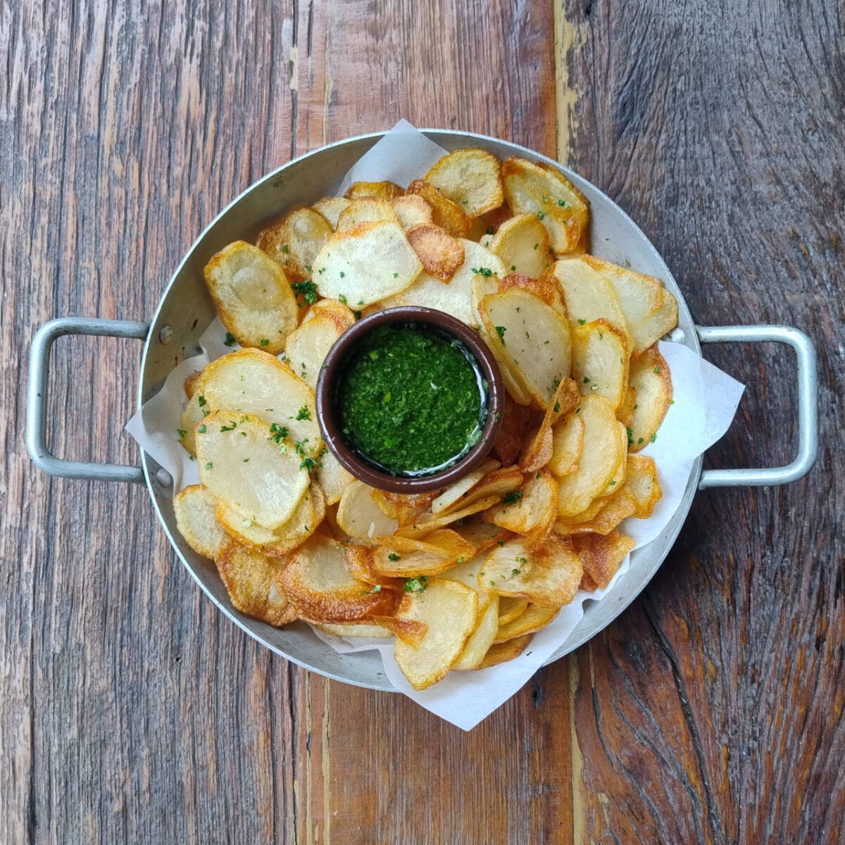 O acompanhamento perfeito para sua milanesa! batatas selecionadas, cortadas em rodelas finíssimas (estilo chips) e fritas na hora para garantir a máxima crocncia. o toque final é o nosso tempero provençal de alho e salsinha fresca.
