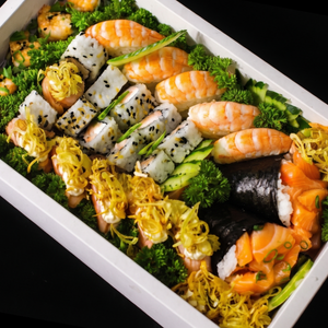 32 peças: 2 Mini Temaki, 10 Uramaki Ebi. 5 Sushi de Camarão, 5 Nikiti san maçaricado c/ alho poro, 5 Hot frutos, 5 Sushi Maçaricado c/ alho poro.