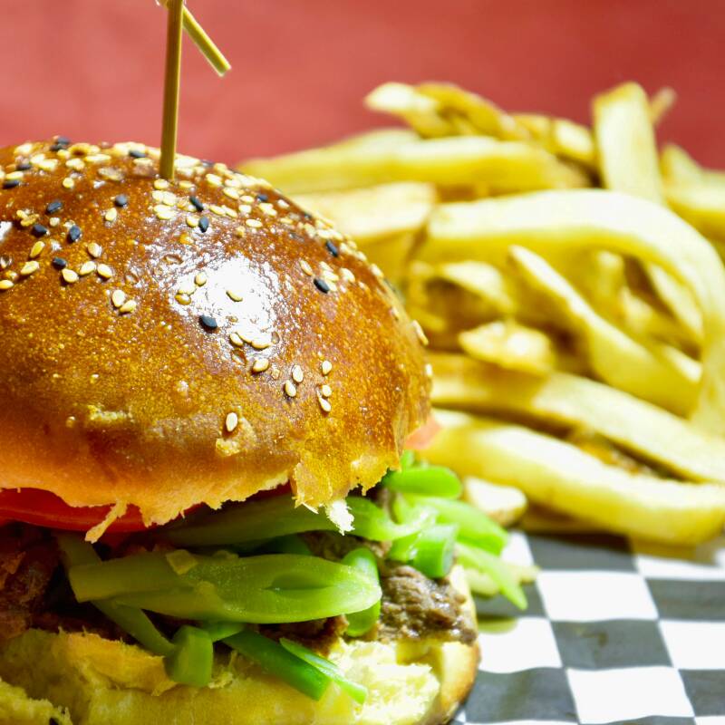Mega hamburguesa + papas + Coca-Cola