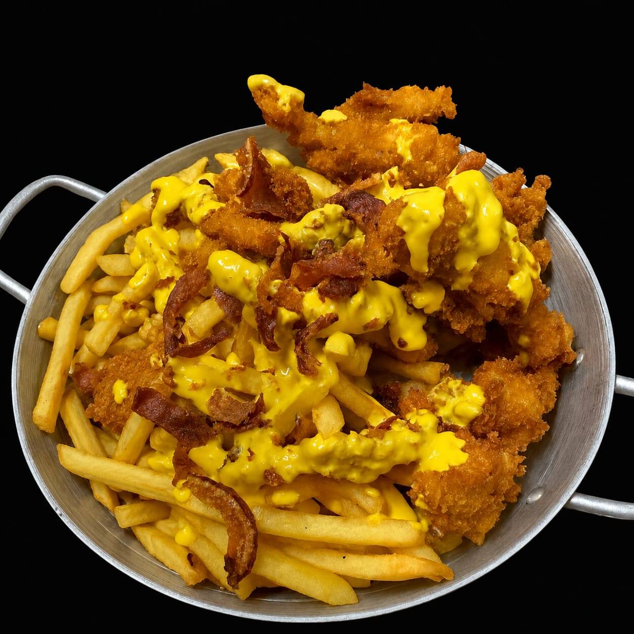 Deliciosas batatas fritas crocantes , cobertas com cheddar derretido , acompanhadas de bacon crocante e tiras de frango empanados. Uma combinação irresistevel para quem ama sabor . obs: Na falta de pepsi , será substituído por guaraná antártica zero)