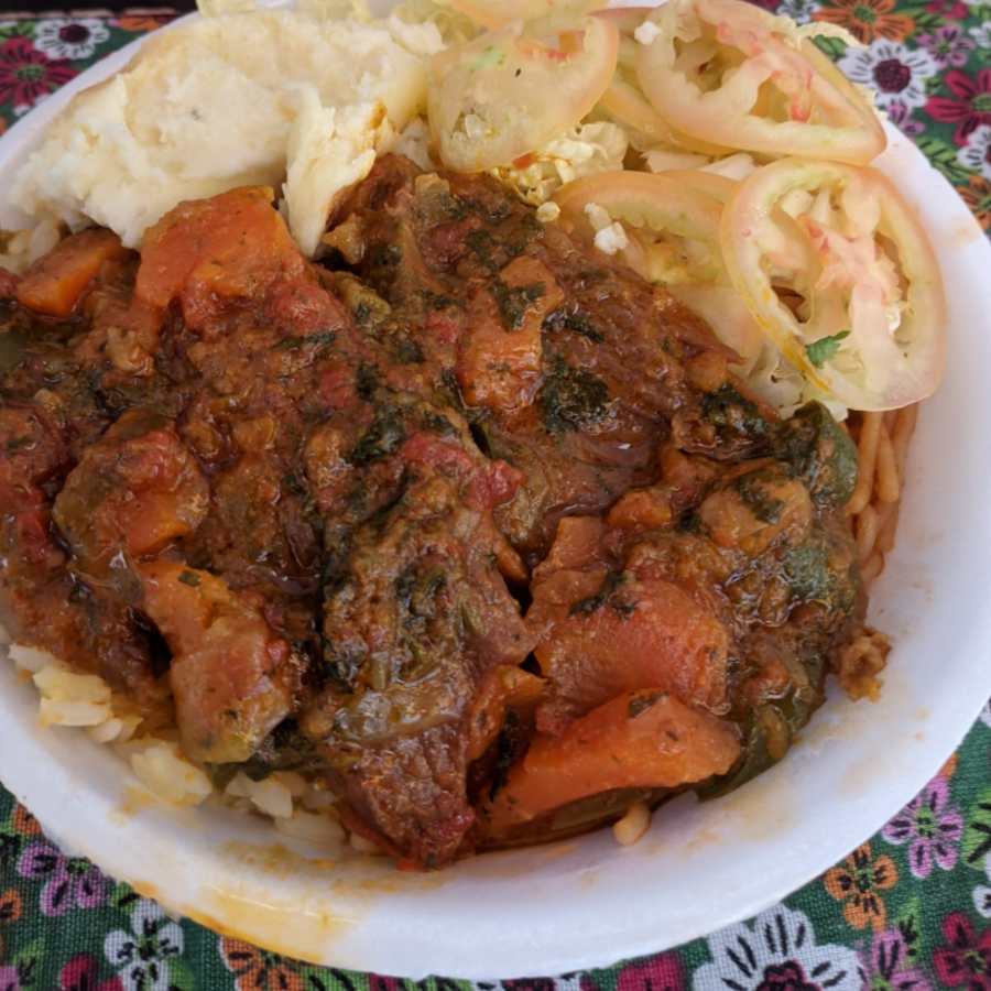 Isca de carne ao molho acompanha: macassar arroz macarrão salada e farofa