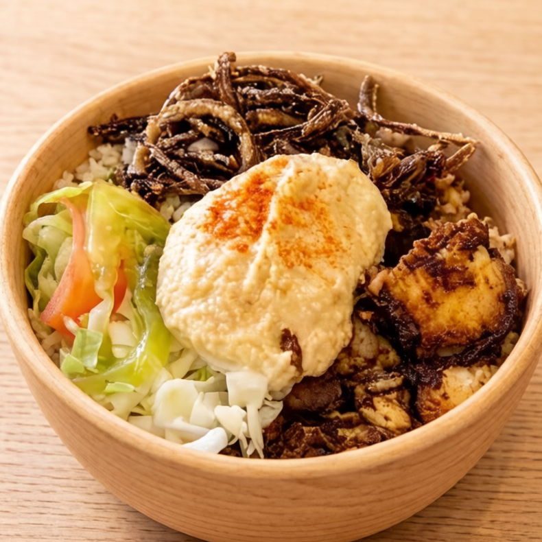 Arroz com lentilha, cebola caramelizada, salada fresca, melaço de romã, e uma pasta de sua escolha. Monte do seu jeito com a proteína que preferir!! Sabor árabe de verdade, bem servido e cheio de personalidade