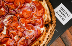 Molho De Tomate, Mozzarella De Búfala, Pepperoni, Cebola Roxa e Orégano.