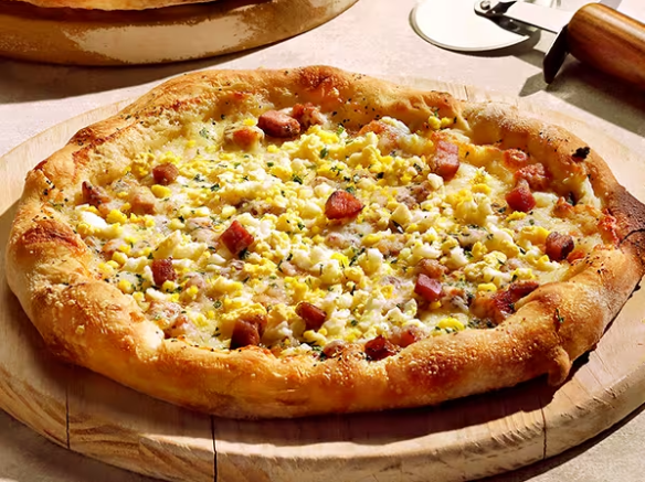 Combinação de queijos parmesão Faixa Azul e mozzarella, ovos e pancetta. Com Stella Artois na massa.