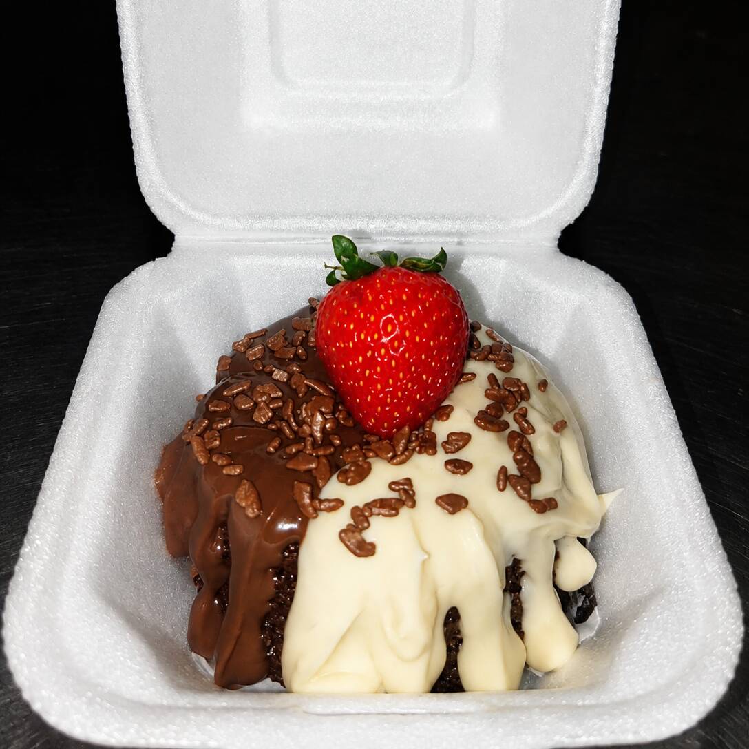 Bolo massa de chocolate macia e perfeita coberto com um delicioso creme de chocolate e creme de ninho ideias para matar a vontade de um docinho 🍰😋