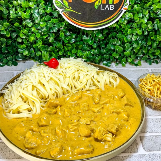 Sua massa artesanal favorita coberta com um cremoso strogonoff de frango preparado com filé de frango em cubos, molho de tomate, creme de leite e temperos especiais.