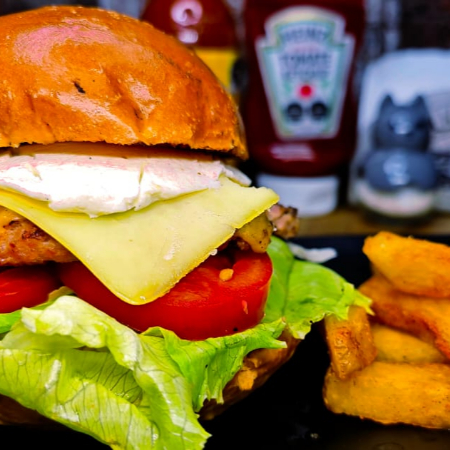 Hamburguesa 3 Quesos con Papas a la Francesa