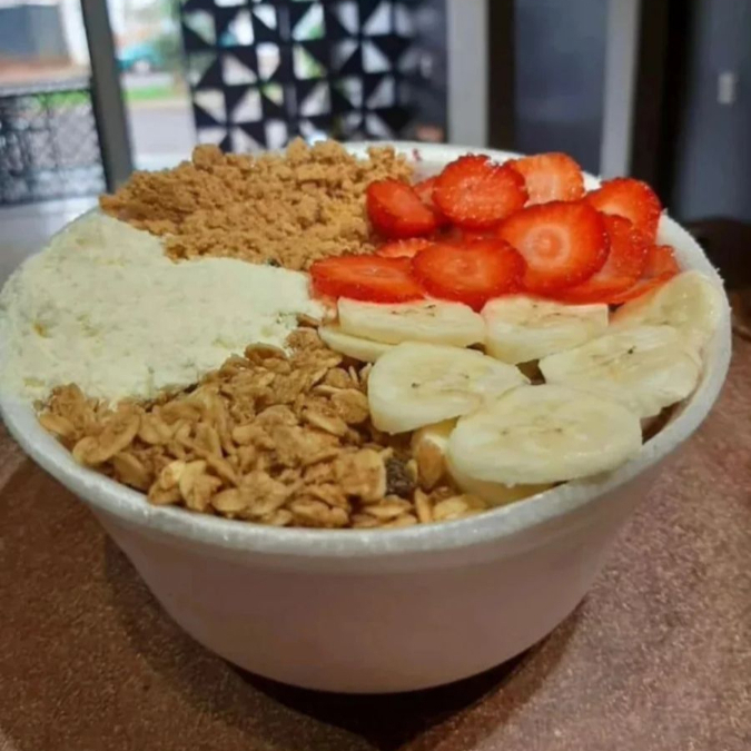 Banana, morango,leite condensado,granola e leite Ninho e paçoca