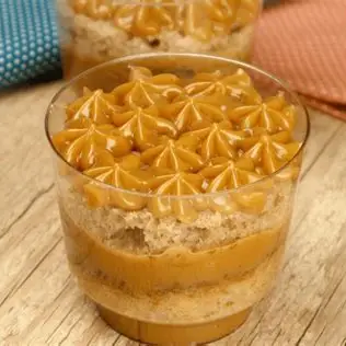 Bolo de coco molhado e gelado, coberto com coco ralado, ideal para dias quentes.