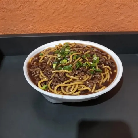 Patinho moído, macarrão e molho especial com gengibre.