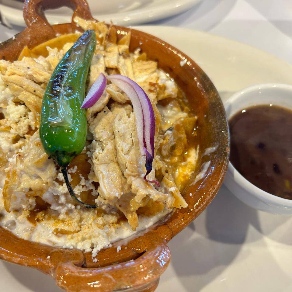 Chilaquiles rojos con pollo