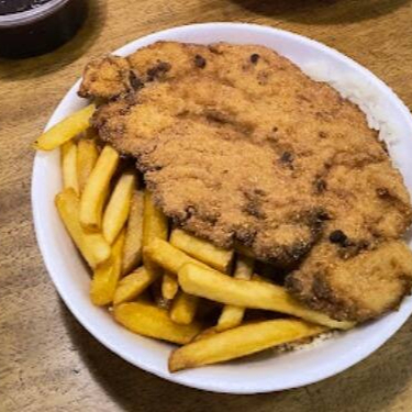 Bife de alcatra a milanesa acompanhado de arroz, feijão, farofa e fritas.