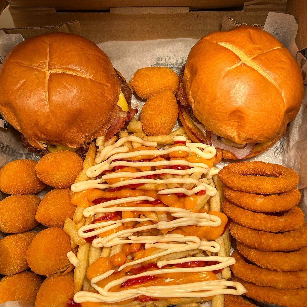 -2 lanches
- 8 anéis de cebola
- 10 salgados variados
- Porção de batata com maionese, ketchup e cheddar.
Obs: Não enviamos os molhos a parte.