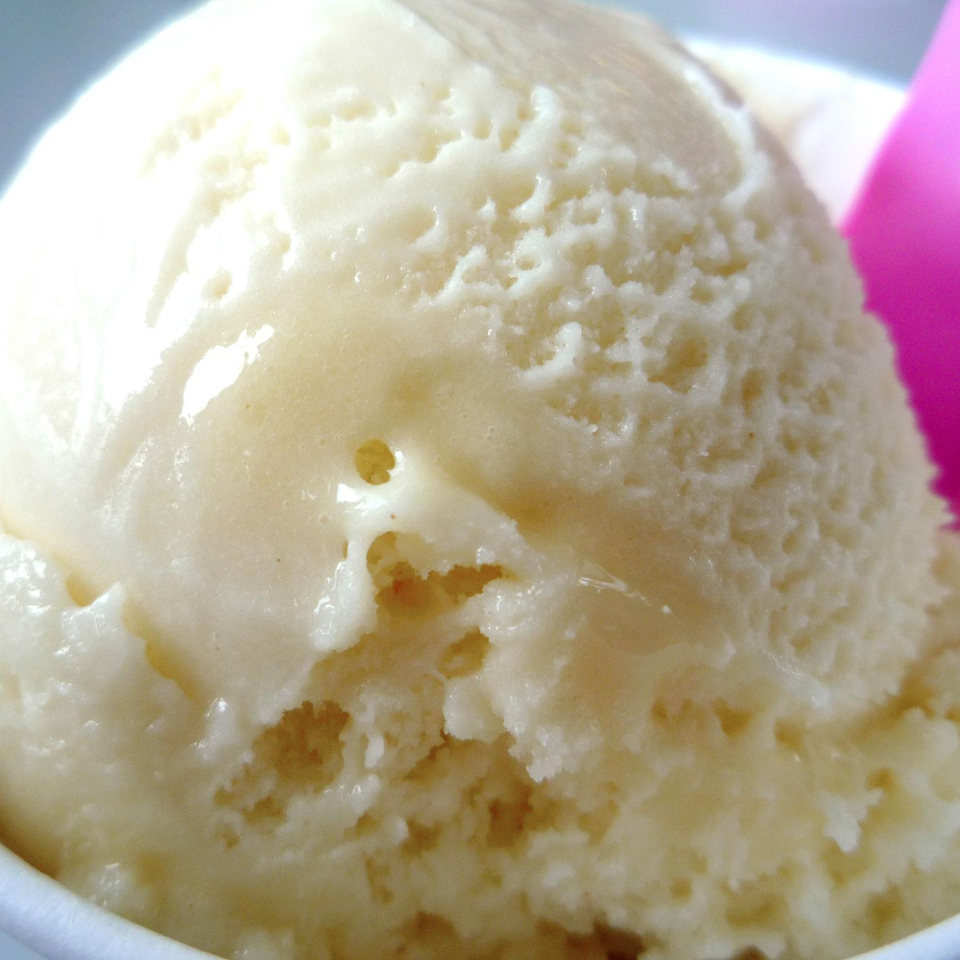 Acompanhamento: leite em pó, leite condensado, granola, farinha de amendoim, m&m, banana.