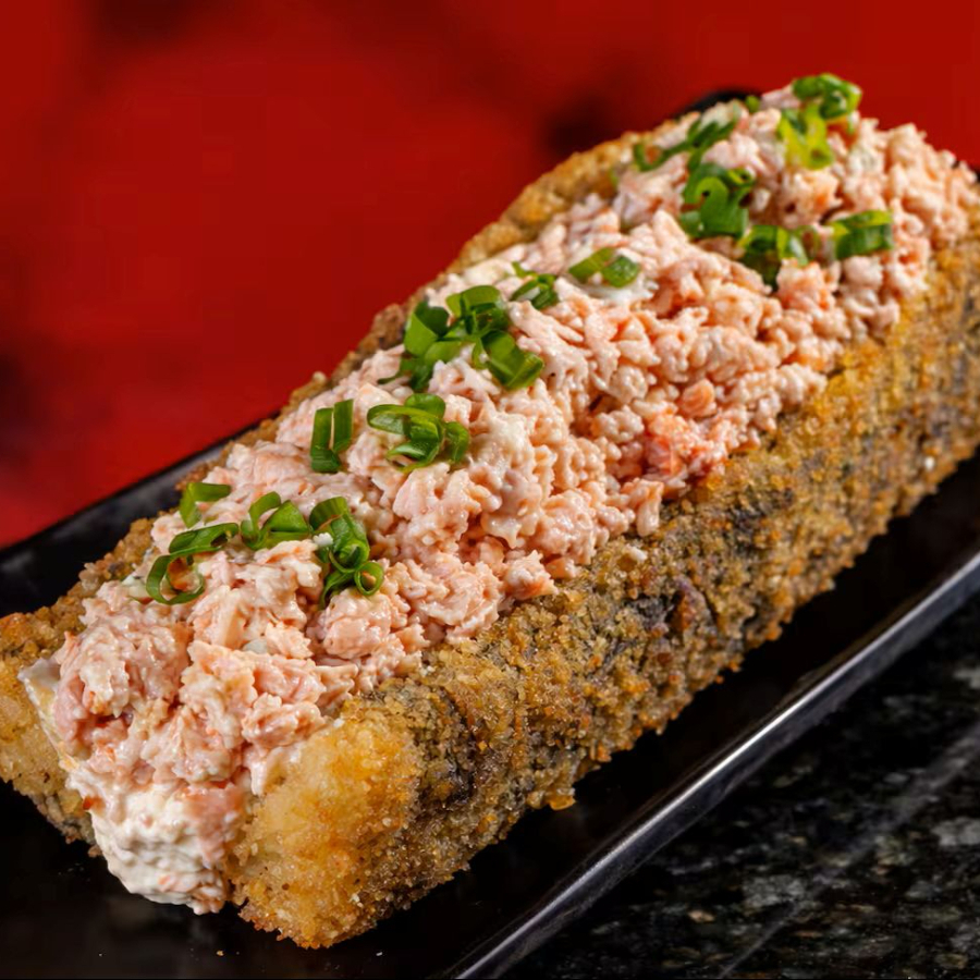 Recheado Com Suculento Salmão Grelhado, Coberto Com Uma Camada De Cream Cheese E Um Toque De Molho Agridoce, É Envolto Em Alga Nori Crocante.