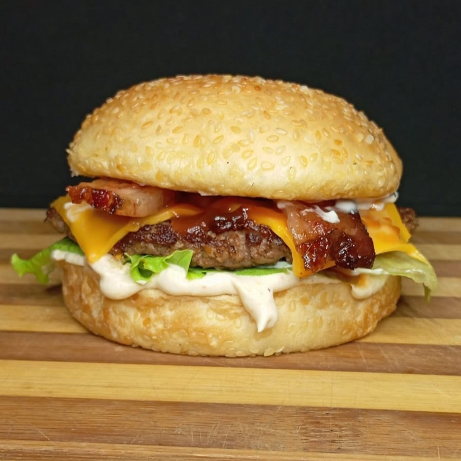 Nosso delicioso smash burguer pão gergelim maná macio , hambúrguer de 100g alface americana , queijo cheddar derretido, bacon crocante e aquele molho especial .