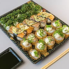 Este combo acompanha: 10 x Hot Roll com Cream Cheese e Cebolinha. 5 x Niguiri Skin com fatias de limão. 10 x Uramaki Skin com Cream Cheese e Crispy de Couve. **Não é possível fazer nenhum tipo de alteração no combinado.**