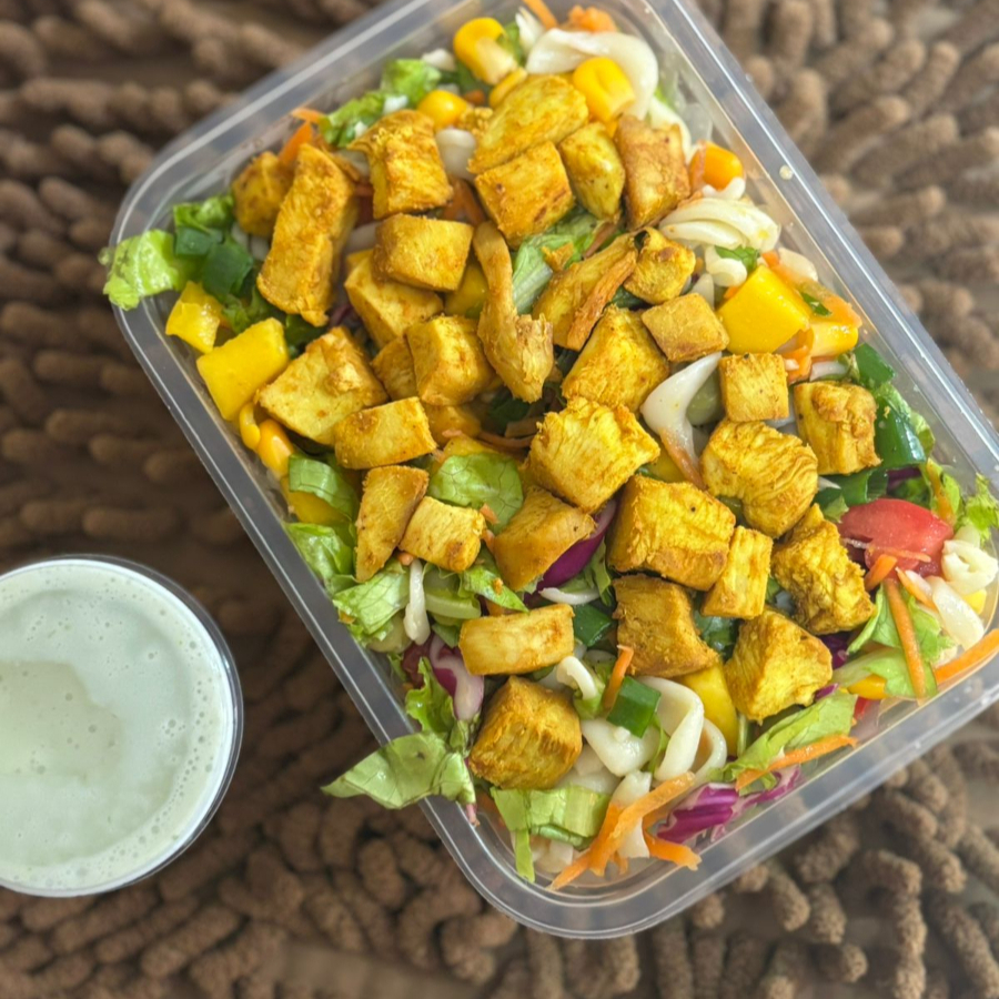 Mix de verduras frescas e crocantes, folhas verdes, acompanhado de 100 g de frango suculento grelhado e 100 g de macarrão.