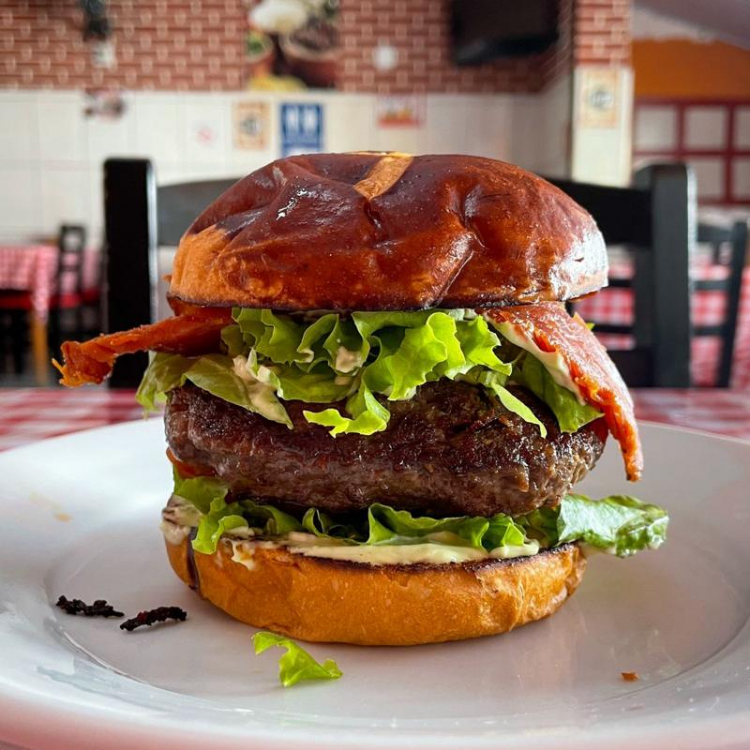 Pão Brioche, Hambúrguer Recheado com Mussarela, Maionese, Alface, Tomate e Bacon + Batata Frita (Imagem Ilustrativa)
