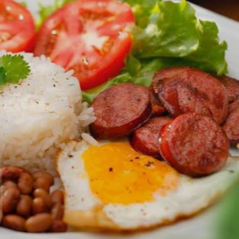 Linguiça toscana + ovo frito + arroz + feijão + salada
