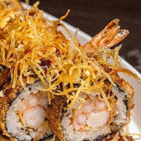 Enrolado de arroz japonês (shari) e alga nori, recheado com salmão e camarão