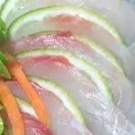 Fatias finas e delicadas de tilápia fresca, com sabor suave e textura leve, servidas puras para você apreciar a essência desse peixe versátil. Uma opção delicada e refrescante para quem busca novidade no paladar.