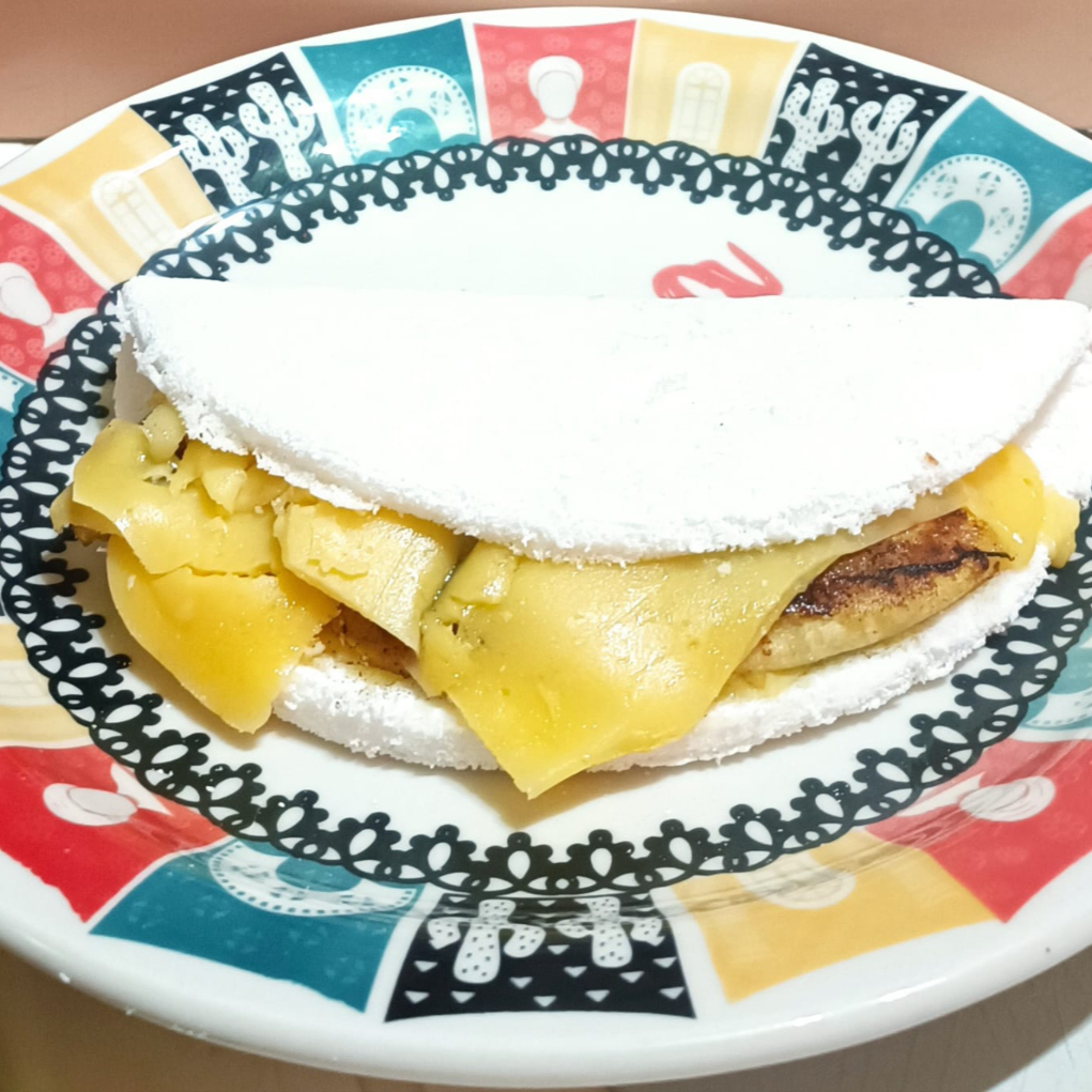 Massa, coco ralado, queijo coalho ou queijo manteiga, banana assada, açucar e canela