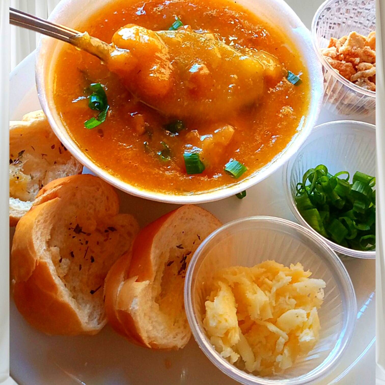 Caldo de mocotó cremoso e delicioso quantidade de 500ml com acompanhamentos de torresmo, cebolinha e mussarela pra deixar seu caldo de mocotó mais saboroso com torrada crocante caseira da casa , tudo saboroso e quentinho chegando pra você:)