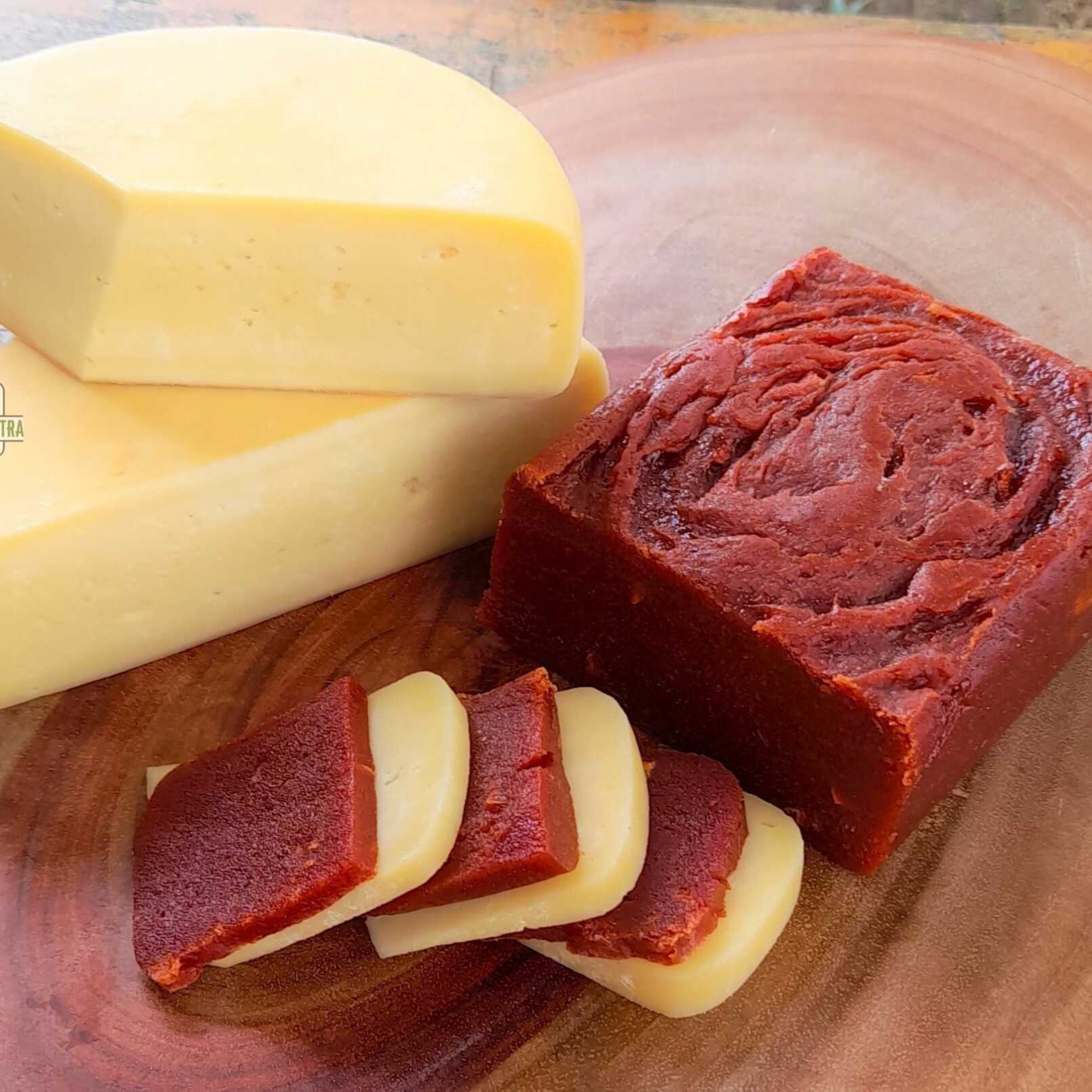 - 1/2 Queijo Canastra Original e Exclusivo (Aprox. 600g)
- Goiabada Cascão Artesanal (Aprox. 300g)
A combinação de queijo Canastra e goiabada cascão, o clássico "Romeu e Julieta" mineiro, equilibra o sabor e a textura do queijo artesanal com o doce intenso e pedaçudo da goiabada cascão. É uma harmonização rústica e sofisticada, como um bom mineiro adora!